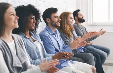 Toplantıda veya seminerde alkışlayan, alkışlayan, alkışlayan çok ırklı bir grup insan