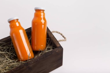 Portakal suyu ya da detoks, ahşap kutunun içindeki cam şişede içilir.