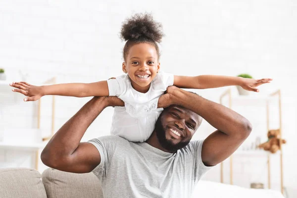 Familia afro feliz divirtiéndose juntos en casa — Foto de Stock