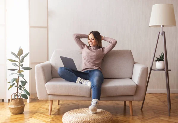 Menina freelancer relaxado trabalhando com laptop em casa — Fotografia de Stock