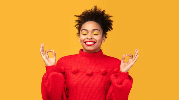 Mulher negra meditando praticando ioga anti stress — Fotografia de Stock