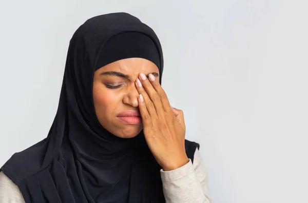 Schwarzes muslimisches Mädchen im Hijab leidet unter Augenschmerzen, berührt Augenlid — Stockfoto