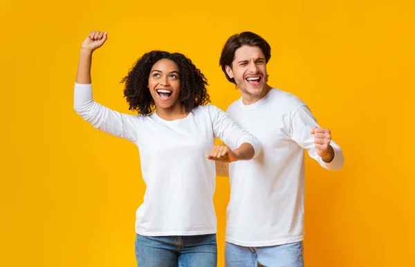 Alegre pareja interracial divirtiéndose juntos, bailando y gestos emocionales —  Fotos de Stock