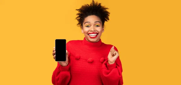 Black girl showing blank black cellphone screen — 스톡 사진