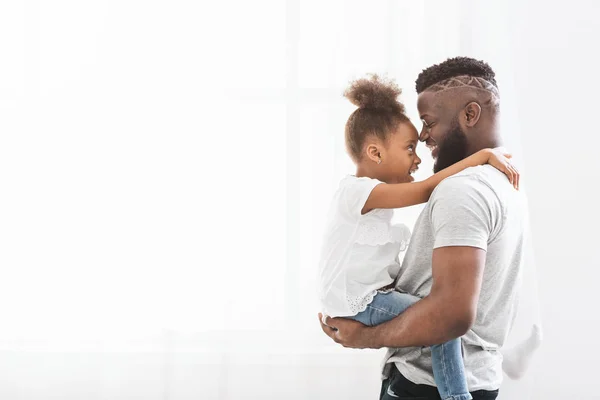 Amoroso pai africano carregando sua filha pré-escolar sobre fundo branco — Fotografia de Stock