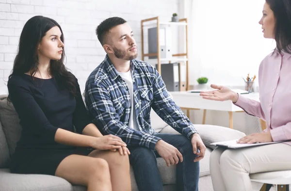 Psikologa danışmanlık yapan genç evli bir çift.