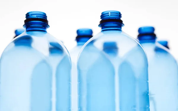 Botol plastik kosong pada latar belakang putih — Stok Foto