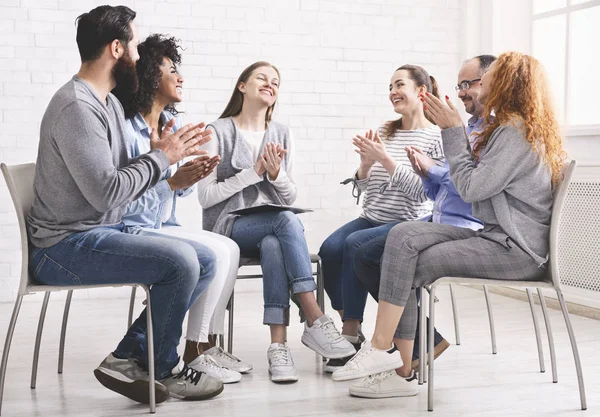 Grupo de personas felices aplaudiéndose en la sesión de terapia, celebrando el progreso —  Fotos de Stock