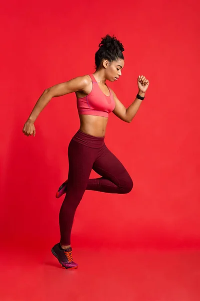 Quente mulher fitness modelo exercitando sobre vermelho fundo — Fotografia de Stock