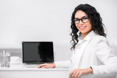 Boş ekran laptopuyla gülümseyen Meksikalı öğretmen