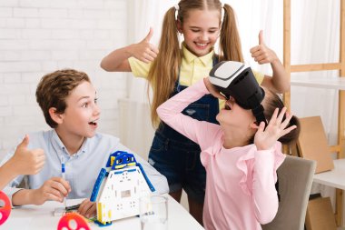 Sapma dersinde VR gözlüğü kullanan heyecanlı kız