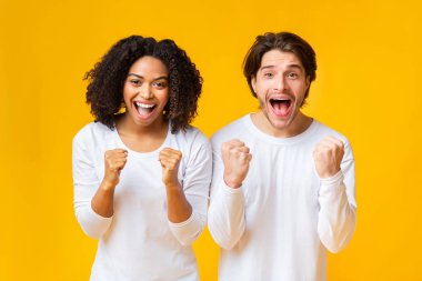 Başarıyı kutlayan hilekar melez çift heyecanla el kaldırıyor.