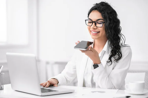 Latijnse vrouw met mobiele spraakherkenningsfunctie — Stockfoto