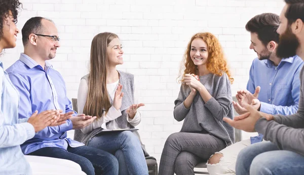 Mujer apreciando el apoyo de las personas en la reunión de terapia de grupo en rehabilitación — Foto de Stock