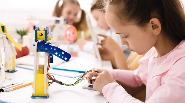 Robot de programación de chica inteligente, que trabaja con cables y circuitos —  Fotos de Stock