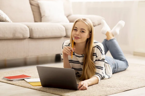 Güzel Kız Evde Ders Çalışıyor, Laptop Kullanıyor — Stok fotoğraf