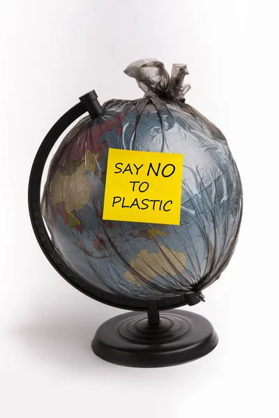 Mundo globo en bolsa de plástico aislado en blanco , — Foto de Stock