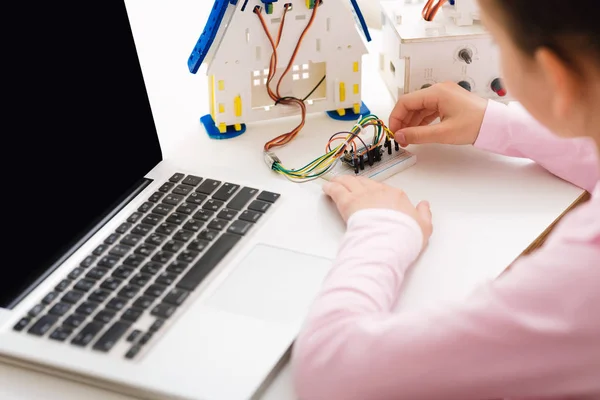 Menina construir robô e programá-lo no laptop — Fotografia de Stock