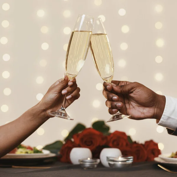 Cortado de homem africano e mulher brindar com champanhe — Fotografia de Stock