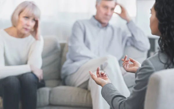 Starszy mąż i żona słuchają psychoterapeuty — Zdjęcie stockowe