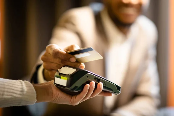 Un homme d'affaires afro donne sa carte de crédit au barman — Photo