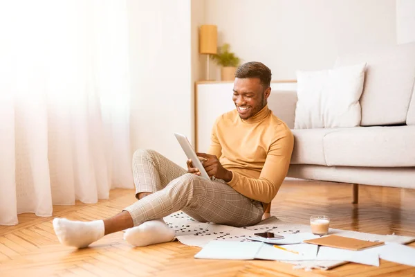 Estudiante feliz usando tableta estudiando sentado en el piso en casa —  Fotos de Stock