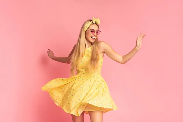 Femme joyeuse dansant sur le mur rose studio — Photo