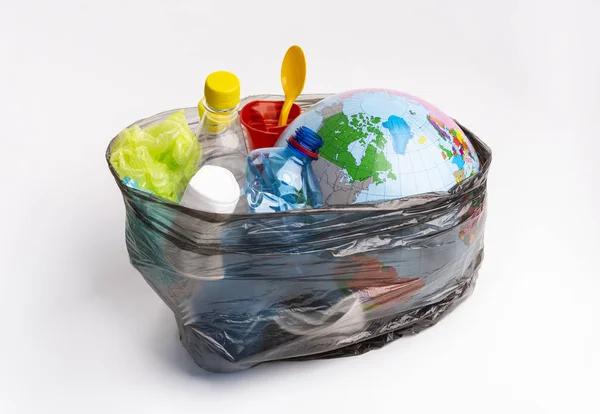 Sacchetto della spazzatura pieno di spazzatura di plastica o spazzatura e terra — Foto Stock