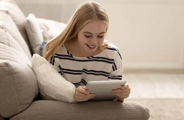 Νεαρό κορίτσι βλέποντας Media Content on Digital Tablet — Φωτογραφία Αρχείου