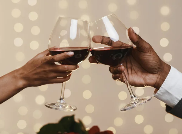 Mãos de homem preto e mulher brinde, restaurante de fundo — Fotografia de Stock