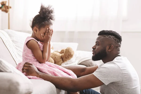 African father scolding little girl at home — Stok fotoğraf