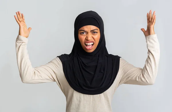 Angry black muslim girl shouting and raising hands in fury — Stock Photo, Image