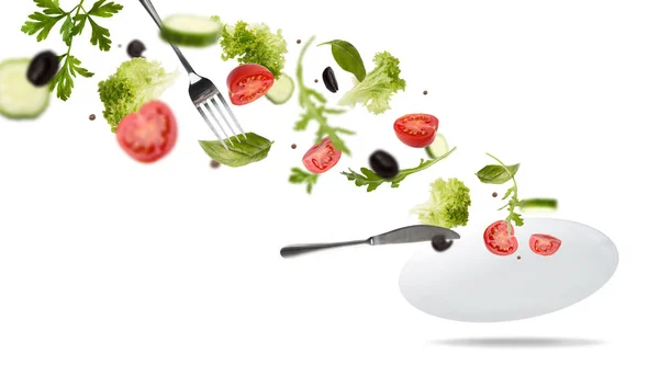 Biała płyta z sałatką w locie: pomidor, krata, oliwki — Zdjęcie stockowe