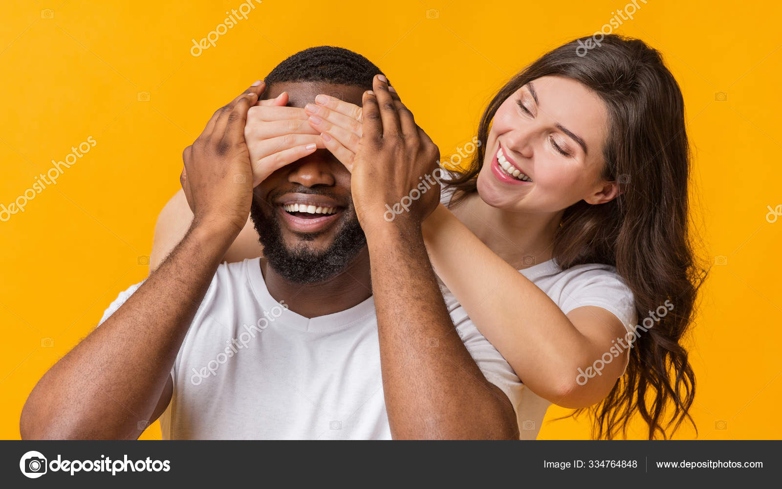 Surprising her. мужчина дарит подарок женщине. копилка женщина держит мужика. девушка и парень держат лекарства. мужчина держит подарок перед девушкой.