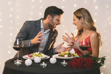 Kızgın çift restoranda romantik bir akşam yemeği yerken tartışıyor.