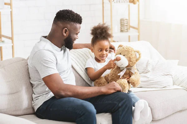 Pequeña linda afro chica jugando con su padre en casa —  Fotos de Stock