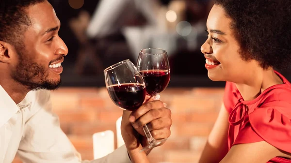 Couple Clinking Glasses Crossing Hands Celebrating Valentine In Restaurant, Panorama — 스톡 사진