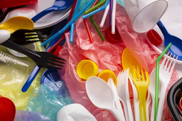 Plástico de un solo uso coloreado y otros artículos de plástico — Foto de Stock