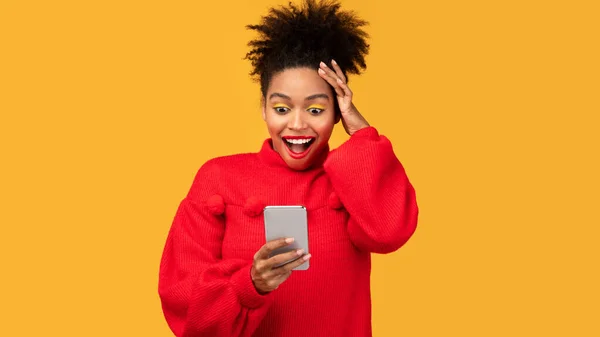 Black girl using mobile phone at studio — Stock Photo, Image