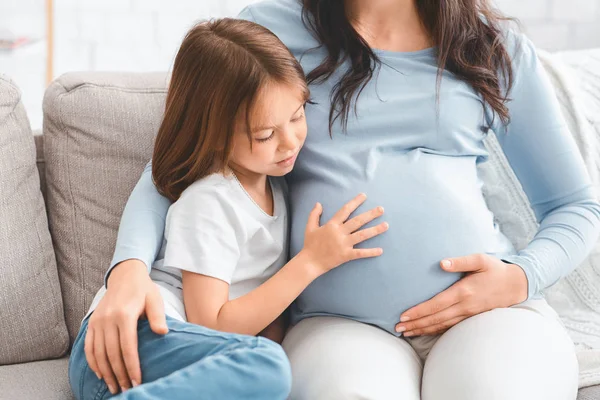 Curiosa adorable chica tocando embarazada mamá vientre — Foto de Stock