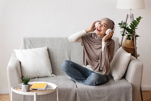 Joyful Muslim Girl In Wireless Headphone Listening To Music At Home — Stok Foto