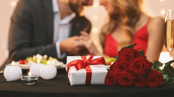 Romantikus pár ünnepli Valentin nap étteremben, kézen fogva — Stock Fotó