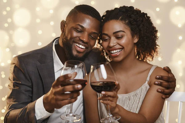 Ritratto di bella coppia africana felice che celebra San Valentino — Foto Stock