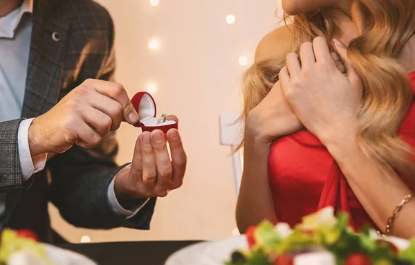 Hombre dando anillo de compromiso a novia durante la cena romántica en el restaurante — Foto de Stock
