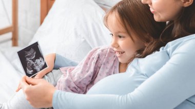 Ultrason taramasına bakan küçük tatlı bir kız.