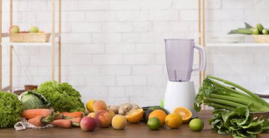 Sağlıklı meyve suyu hazırlamak için blender, mutfaktaki masada bulunan malzemeler.
