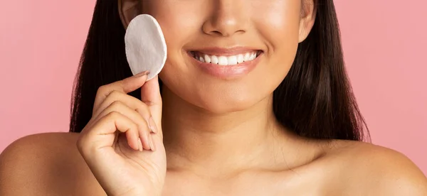 Ansiktsvård. Flicka rengöring ansikte hud med bomullspad — Stockfoto