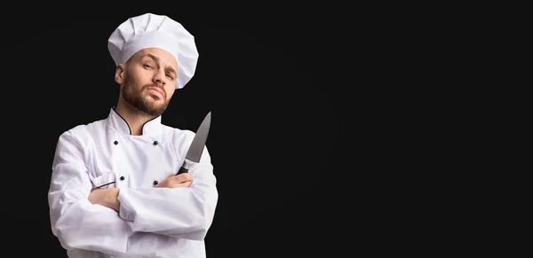 Profesjonalny szef kuchni pozowanie z nożem na czarnym tle Studio, Panorama — Zdjęcie stockowe