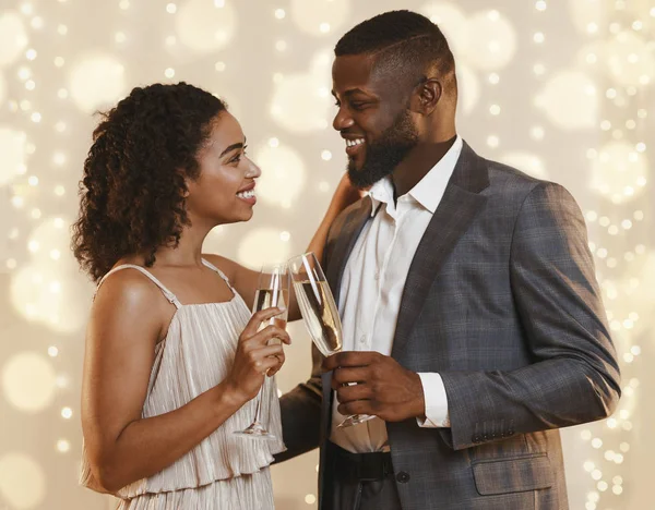 Pasangan kulit hitam yang cantik minum sampanye, berkencan — Stok Foto