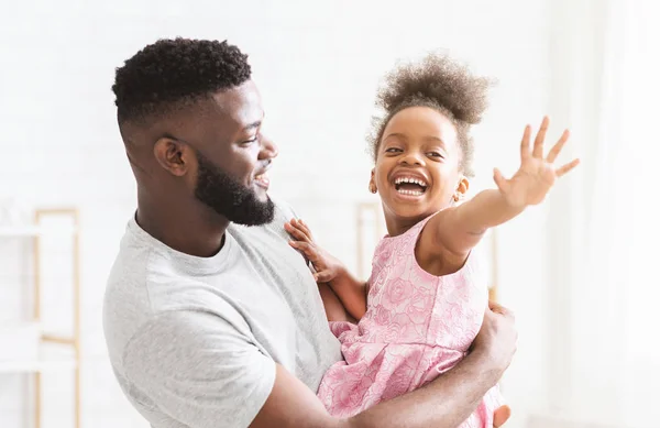 Zbliżenie portret mężczyzny trzymającego swoją szczęśliwą córeczkę — Zdjęcie stockowe